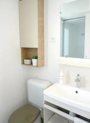 Salle de bains dans l'établissement Bungalow confort Gastes + Piscine