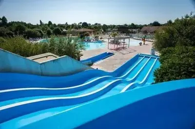 Piscine de l'établissement Bungalow confort Gastes + Piscine ou située à proximité