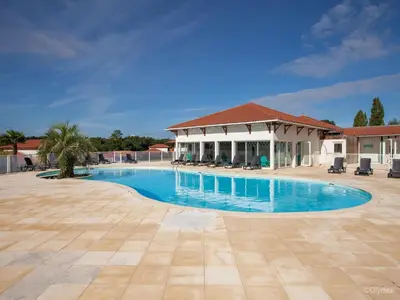 Piscine de l'établissement Cassen Holiday House with Pool ou située à proximité
