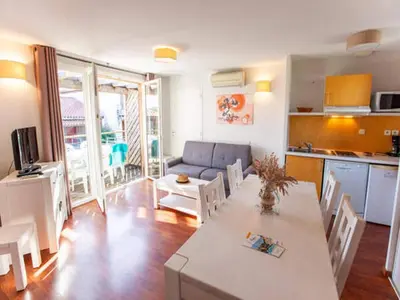 Cuisine ou kitchenette dans l'établissement Cassen Holiday House with Pool