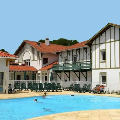 Cassen Holiday House with Pool