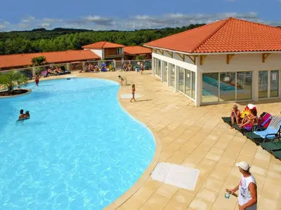 Piscine de l'établissement Cassen Holiday for Eight Guests ou située à proximité