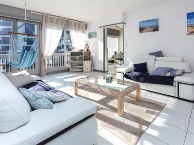 Coin salon dans l'établissement Appartement lumineux proche plage, marché et océan, Seignosse - FR-1-239-448