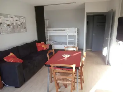 Coin salon dans l'établissement Appartement Rénové avec Balcon, Proche Plage et Marché – 4 Pers, Calme & Confort à Seignosse - FR-1-239-460
