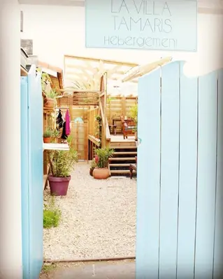 Jardin de l'établissement La villa tamaris maison à partager
