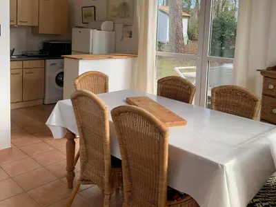 Cuisine ou kitchenette dans l'établissement Villa 3 ch, proche lac et océan, au calme, animaux admis - FR-1-319-371