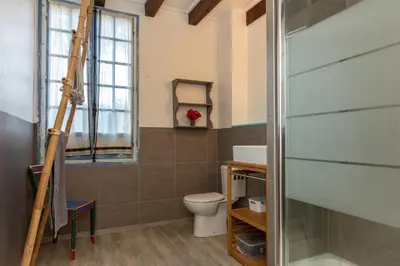 Salle de bains dans l'établissement Le Grand Yote