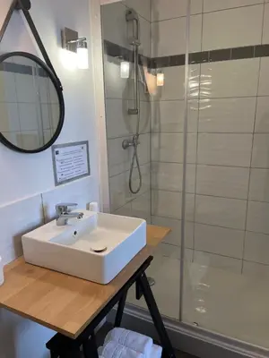 Salle de bains dans l'établissement Hôtel Bellevue