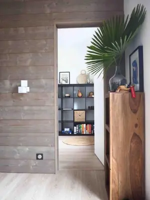 Bibliothèque dans la maison de vacances