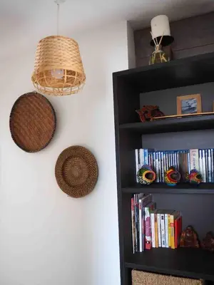 Bibliothèque dans la maison de vacances