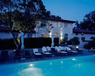 Piscine de l'établissement Hotel La Maison de la Prade ou située à proximité