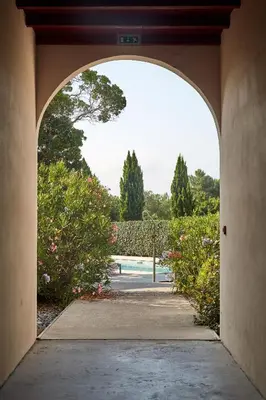 Piscine de l'établissement Hotel La Maison de la Prade ou située à proximité