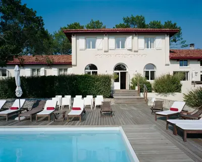 Piscine de l'établissement Hotel La Maison de la Prade ou située à proximité