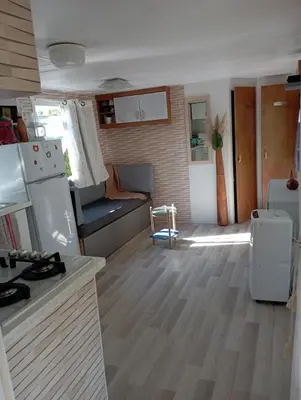 Cuisine ou kitchenette dans l'établissement Mobil-home 6 personnes