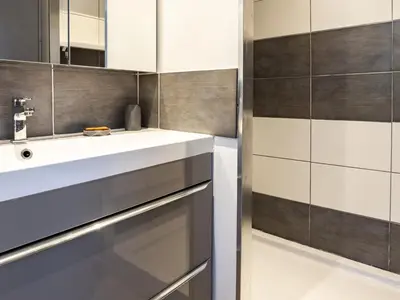 Salle de bains dans l'établissement Appartement rénové près des plages et du marché, 2 chambres, terrasse, parking, WIFI inclus - FR-1-239-463