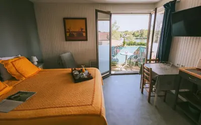 Un ou plusieurs lits dans un hébergement de l'établissement Hôtel Studios Les Acacias