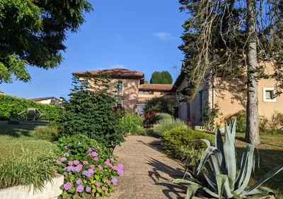 Jardin de l'établissement Hôtel Studios Les Acacias