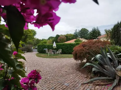 Jardin de l'établissement Hôtel Studios Les Acacias