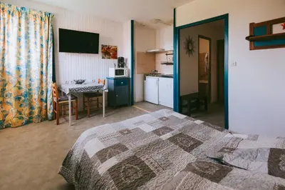 Un ou plusieurs lits dans un hébergement de l'établissement Hôtel Studios Les Acacias