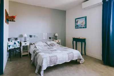 Un ou plusieurs lits dans un hébergement de l'établissement Hôtel Studios Les Acacias