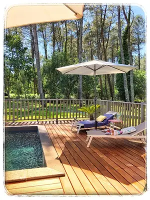 Piscine de l'établissement Au Clair Des Landes ou située à proximité