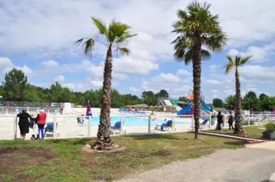 Piscine de l'établissement Mobilhome Côte Landaise Les Dunes de Contis 4 ou située à proximité
