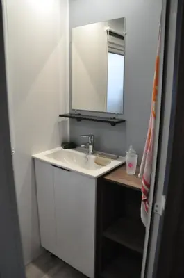 Salle de bains dans l'établissement Mobilhome Côte Landaise Les Dunes de Contis 4
