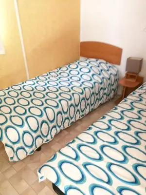 Un ou plusieurs lits dans un hébergement de l'établissement Maison accueillante à Biscarrosse avec piscine et jardin