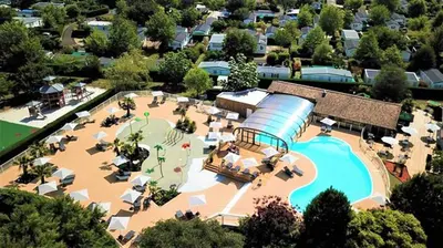 Piscine de l'établissement Maison accueillante à Biscarrosse avec piscine et jardin ou située à proximité