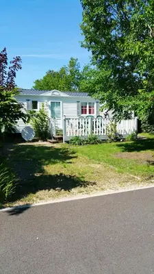 Jardin de l'établissement Maison accueillante à Biscarrosse avec piscine et jardin