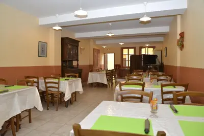 Restaurant ou autre lieu de restauration dans l'établissement Hôtel Des Arceaux