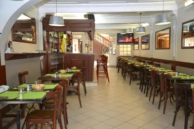Restaurant ou autre lieu de restauration dans l'établissement Hôtel Des Arceaux