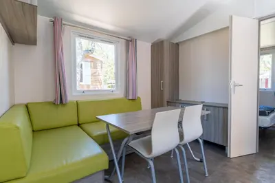 Coin salon dans l'établissement Camping Nature L'Airial