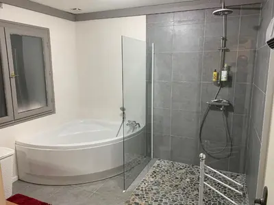 Salle de bains dans l'établissement Maison spacieuse tout confort 10 personnes