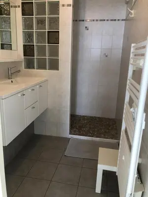 Salle de bains dans l'établissement SCI DES BAINES
