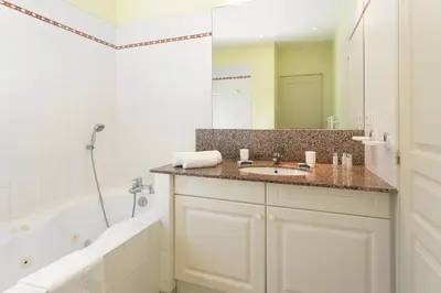 Salle de bains dans l'établissement Madame Vacances Villas La Prade