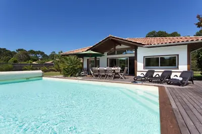 Piscine de l'établissement Madame Vacances Villas La Prade ou située à proximité