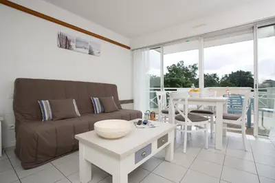 Coin salon dans l'établissement Madame Vacances Residence Du Golf