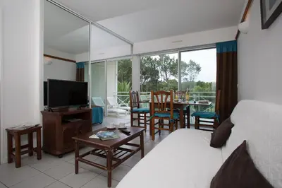 Télévision ou salle de divertissement dans l'établissement Madame Vacances Residence Du Golf