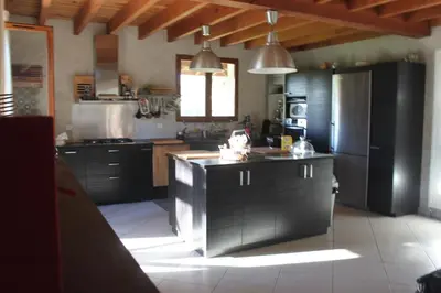 Cuisine ou kitchenette dans l'établissement Villa au milieu des pins / bord du lac