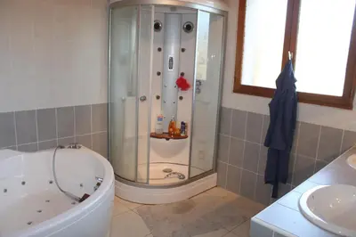 Salle de bains dans l'établissement Villa au milieu des pins / bord du lac