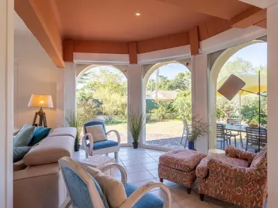 Coin salon dans l'établissement Holiday Home Ile de France by Interhome