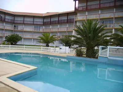Piscine de l'établissement Les Landes avec piscine et près du lac ou située à proximité