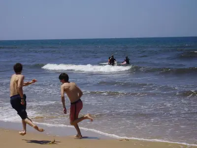 Clients de l'établissement Les Landes avec piscine et près du lac