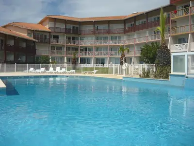 Piscine de l'établissement Les Landes avec piscine et près du lac ou située à proximité
