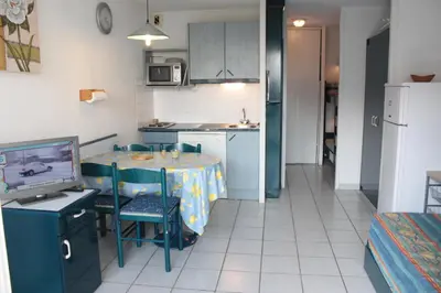 Cuisine ou kitchenette dans l'établissement Les Landes avec piscine et près du lac