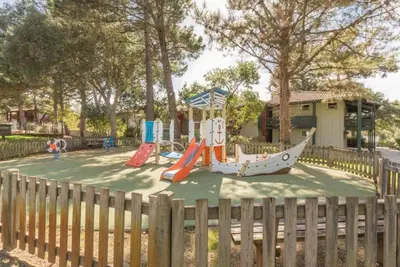 Aire de jeux pour enfants de l'établissement Moliets Plage Appartement pour 4 Piscine proche Plage et Commerces