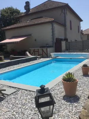Piscine de l'établissement gîte porte de la bastide ou située à proximité