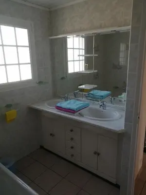 Salle de bains dans l'établissement CHEZ MARTINE Appt climatisé 2 Chambres