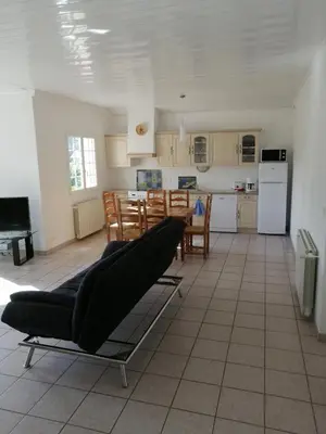 Cuisine ou kitchenette dans l'établissement CHEZ MARTINE Appt climatisé 2 Chambres
